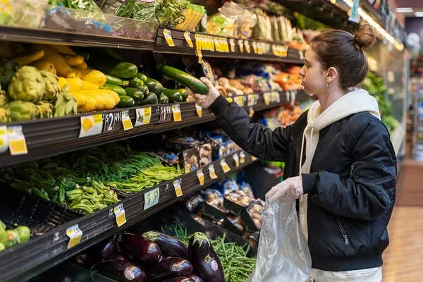 Grocery Shopping GettyImages 1217411037 Edit