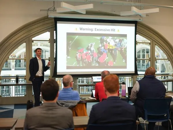 Thumbnail Hank20presenting20to20judges20at20Flyer20Pitch